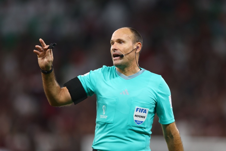 png电子拉奥斯批评西超杯决赛主裁：执法水平不足 裁判不该上领奖台