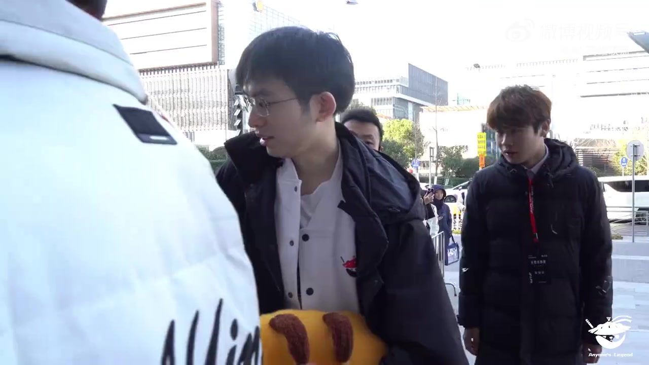 png电子官网AL发布赛场Vlog：Flandre离开场馆收到粉丝赠送的鲜花