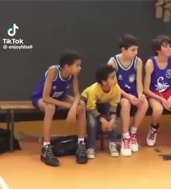 电子png游戏这几岁😂美媒晒幼年文班打球视频 每次对方进球小文班都会生气