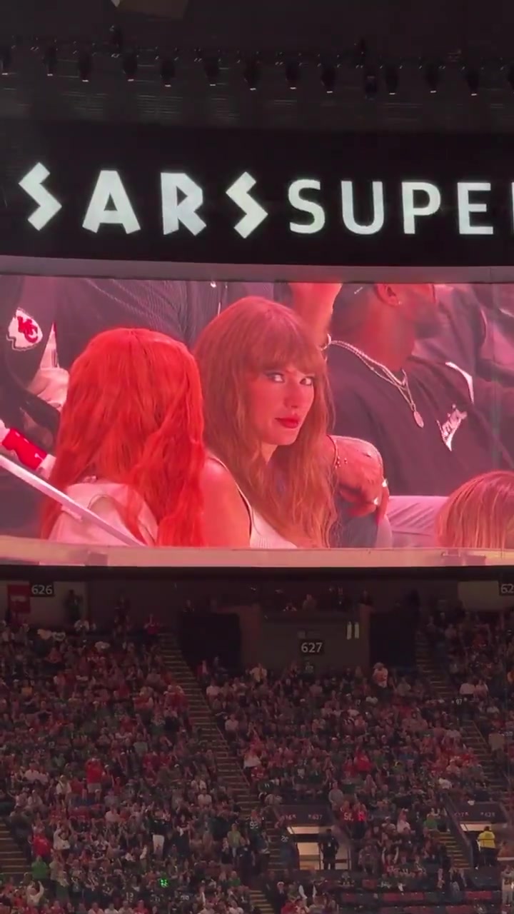 png电子官网淡定自若！泰勒-斯威夫特观战超级碗被狂嘘，她听到后笑了笑