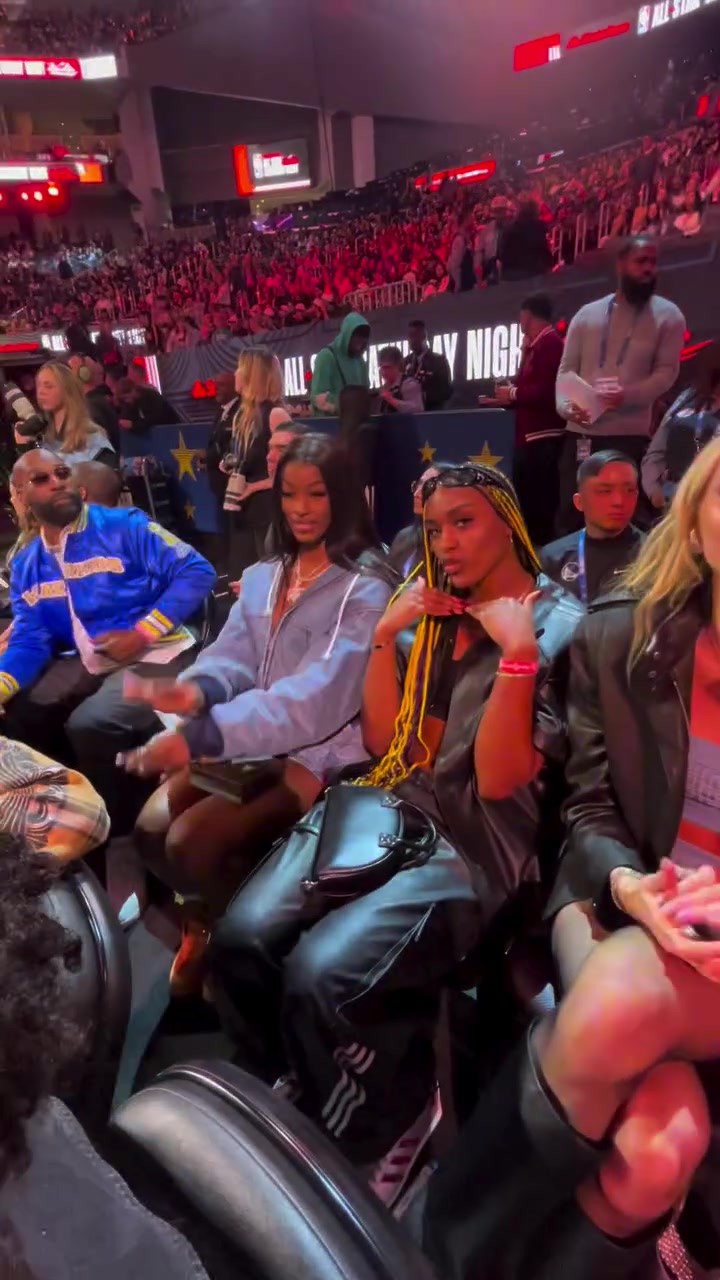 png电子平台嗨丝大长腿😍布林克全明星与保罗&赛斯-库里&库里母亲等人合影