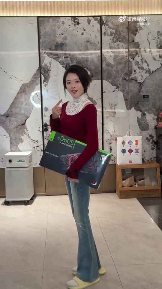 电子png游戏手上拿的什么！骆歆晒手里的5090D显卡