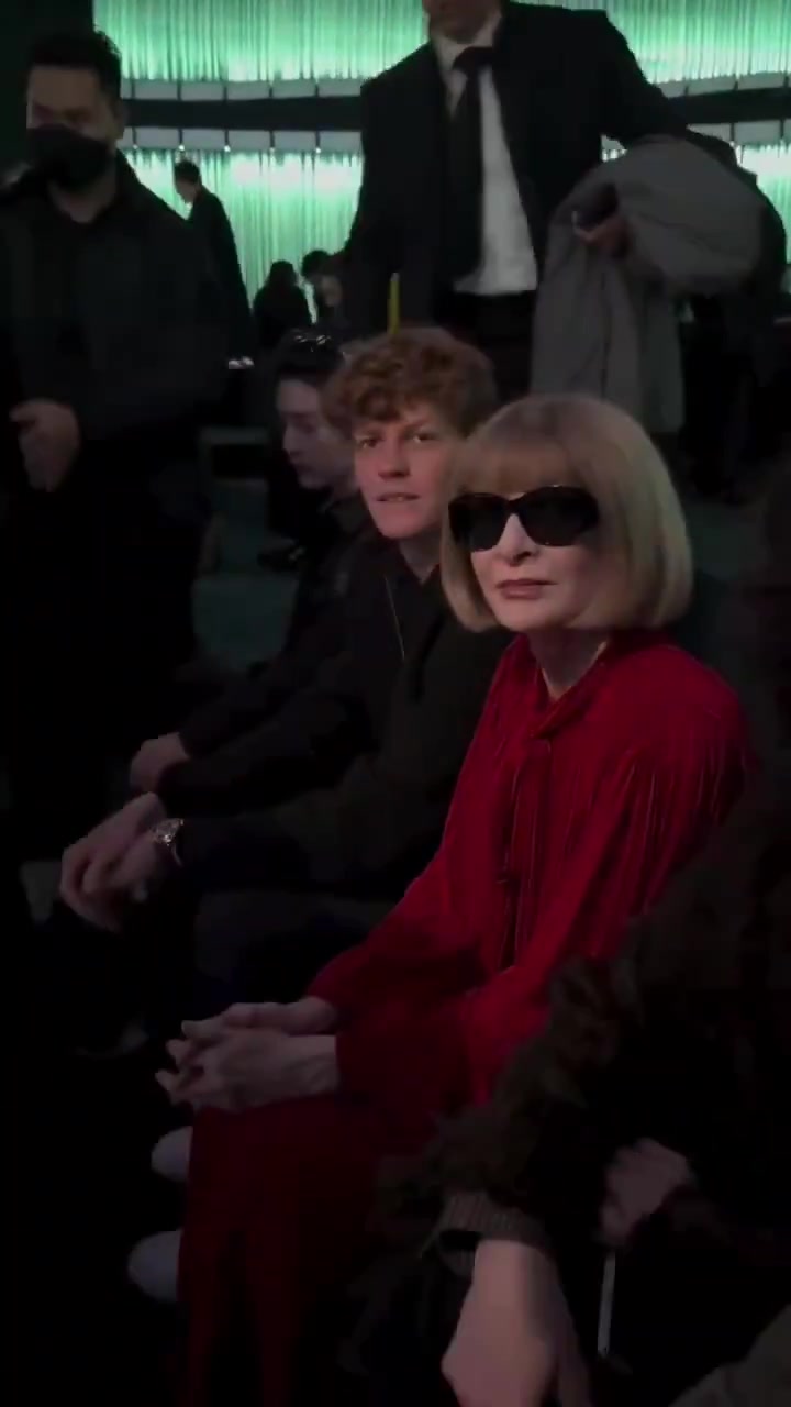 png电子平台辛纳禁赛后首次现身看秀，与身旁的中国演员肖战握手