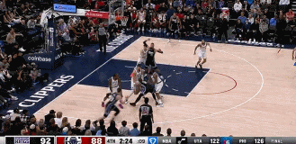 png电子平台小卡反击三分不中 基根-穆雷回来底角三分命中&国王领先7分了