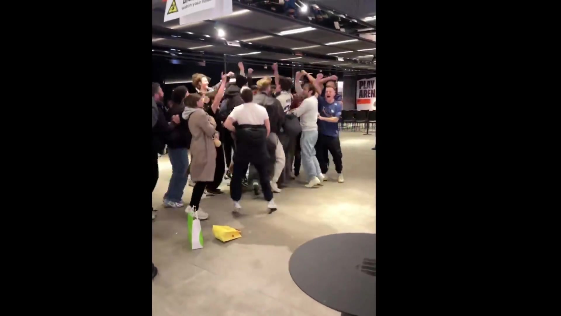 png电子网站先锋赛KC横扫TES，赛后现场KC粉丝一起跳舞庆祝KC取胜！