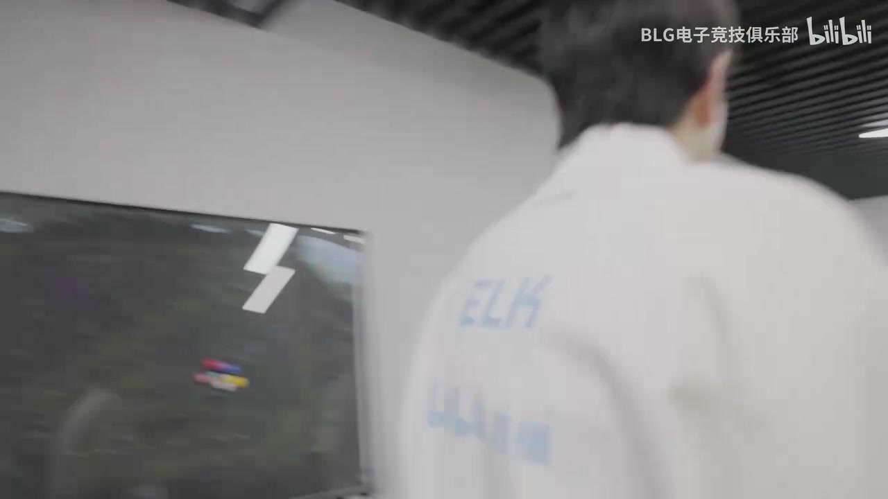 电子png游戏神情落寞＋无可奈何：输给TES后 BLG全员在后台情绪表现的很低落