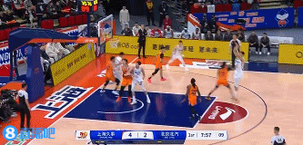 png电子平台太强硬！周琦脑后摘瓜抢下前场篮板 起飞力压李添荣双手暴力补扣