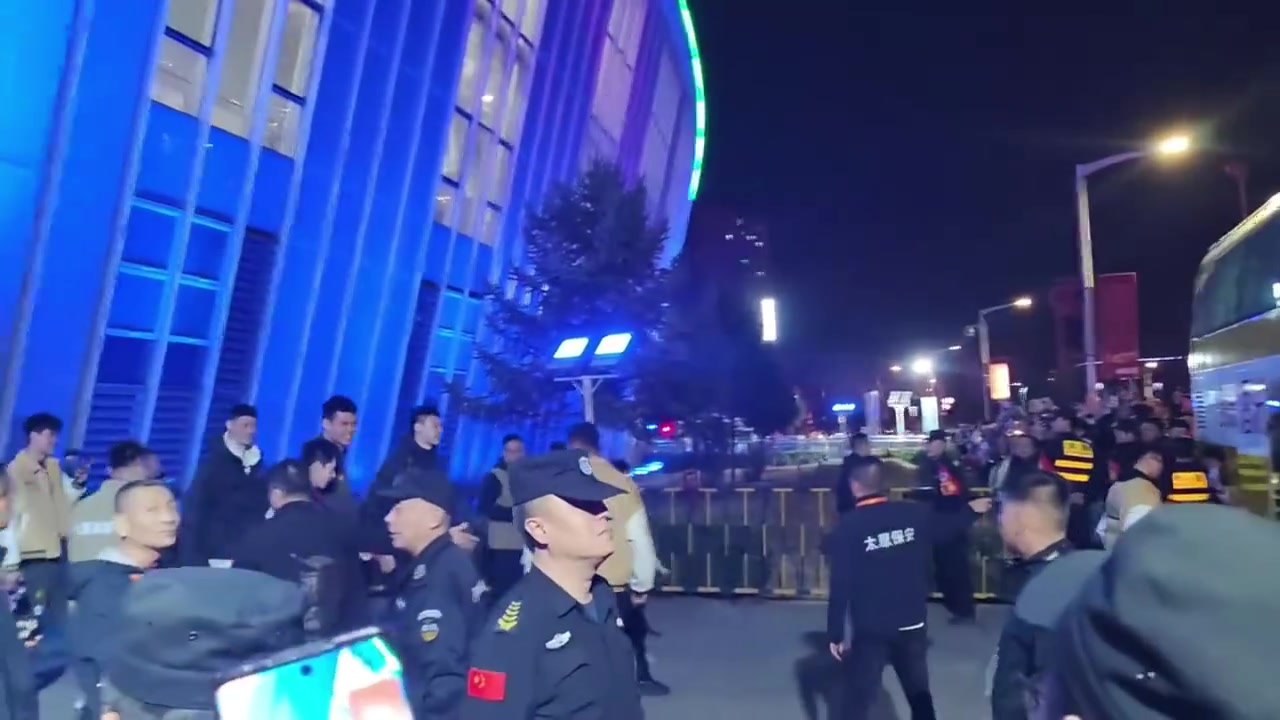 png电子平台山西球迷堵广厦大巴 付政浩：若客队投诉CBA可视情况决定是否处罚