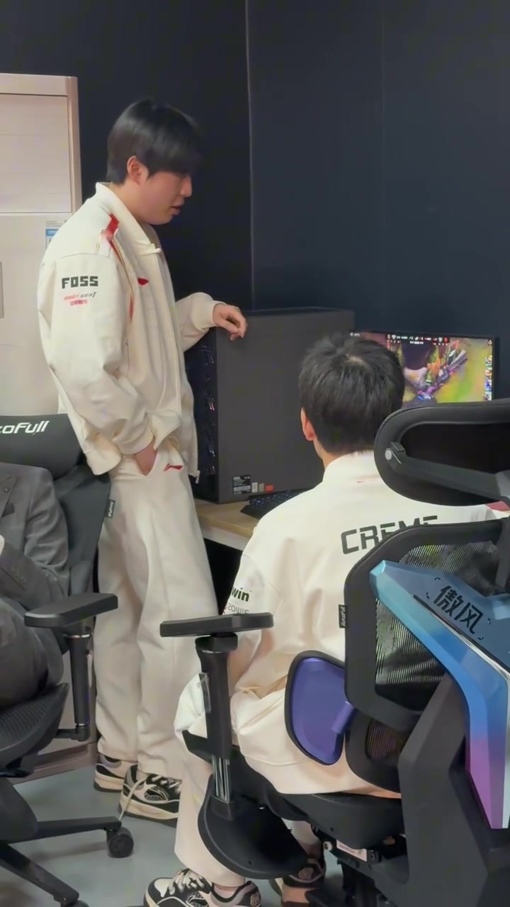 png电子官网TES社媒更新视频：Kanavi和Creme的赛后极速小复盘