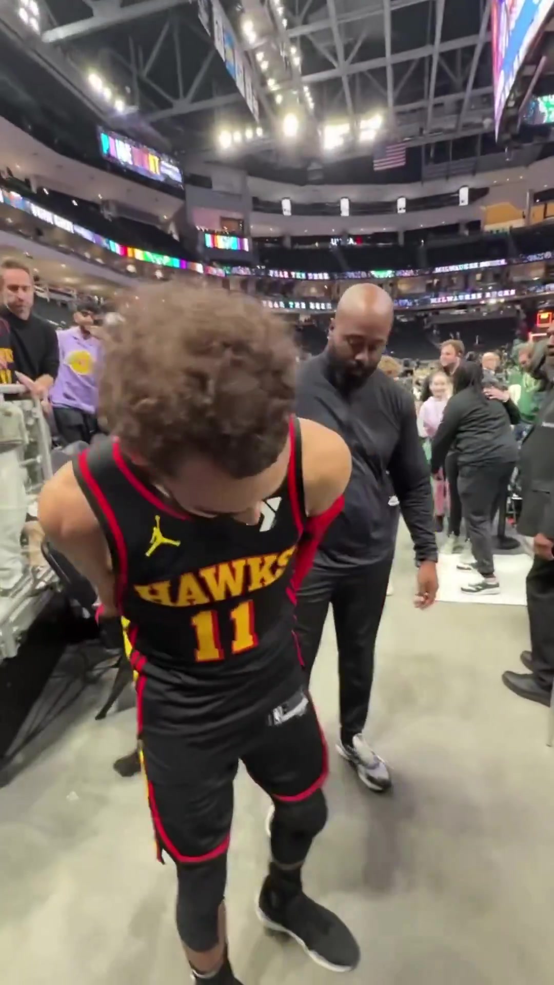 电子png游戏特雷-杨退场时专门为小球迷脱下球衣 后者开心极了😆