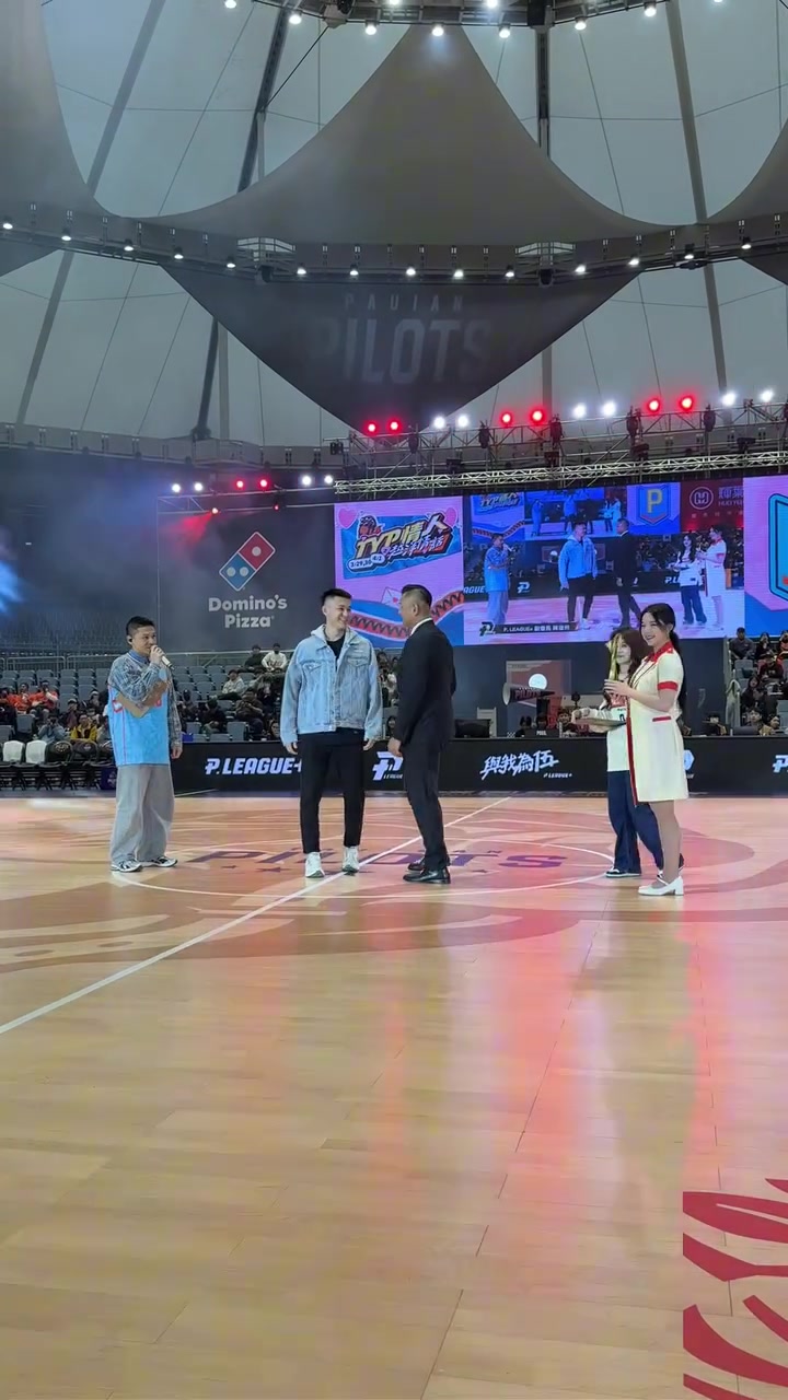 png电子网站😡不要乱摸好吗？“黑人”咸猪手韩国美女啦啦队员 遭球迷怒喷