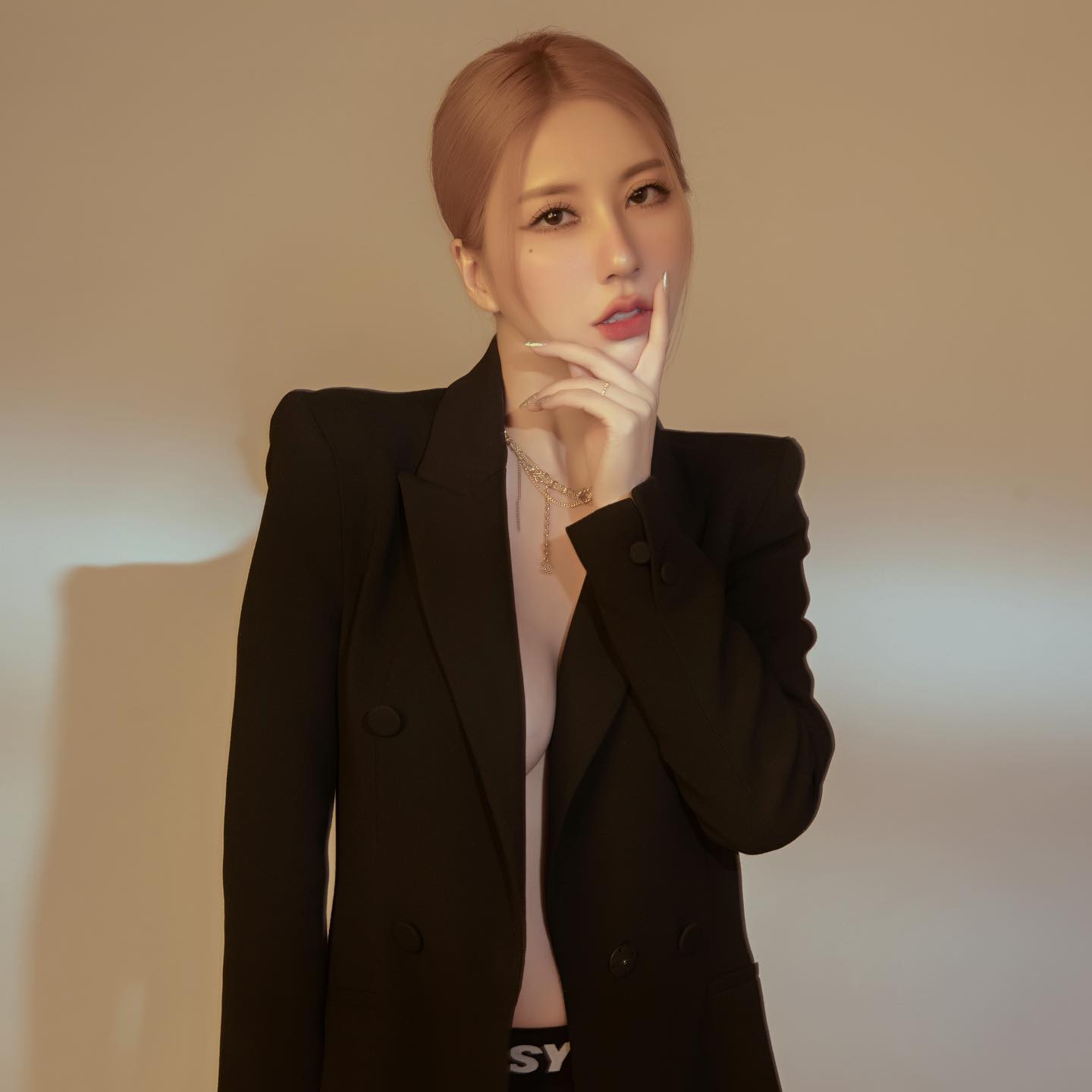 png电子网站😡不要乱摸好吗?“黑人”咸猪手韩国美女啦啦队员 遭球迷怒喷