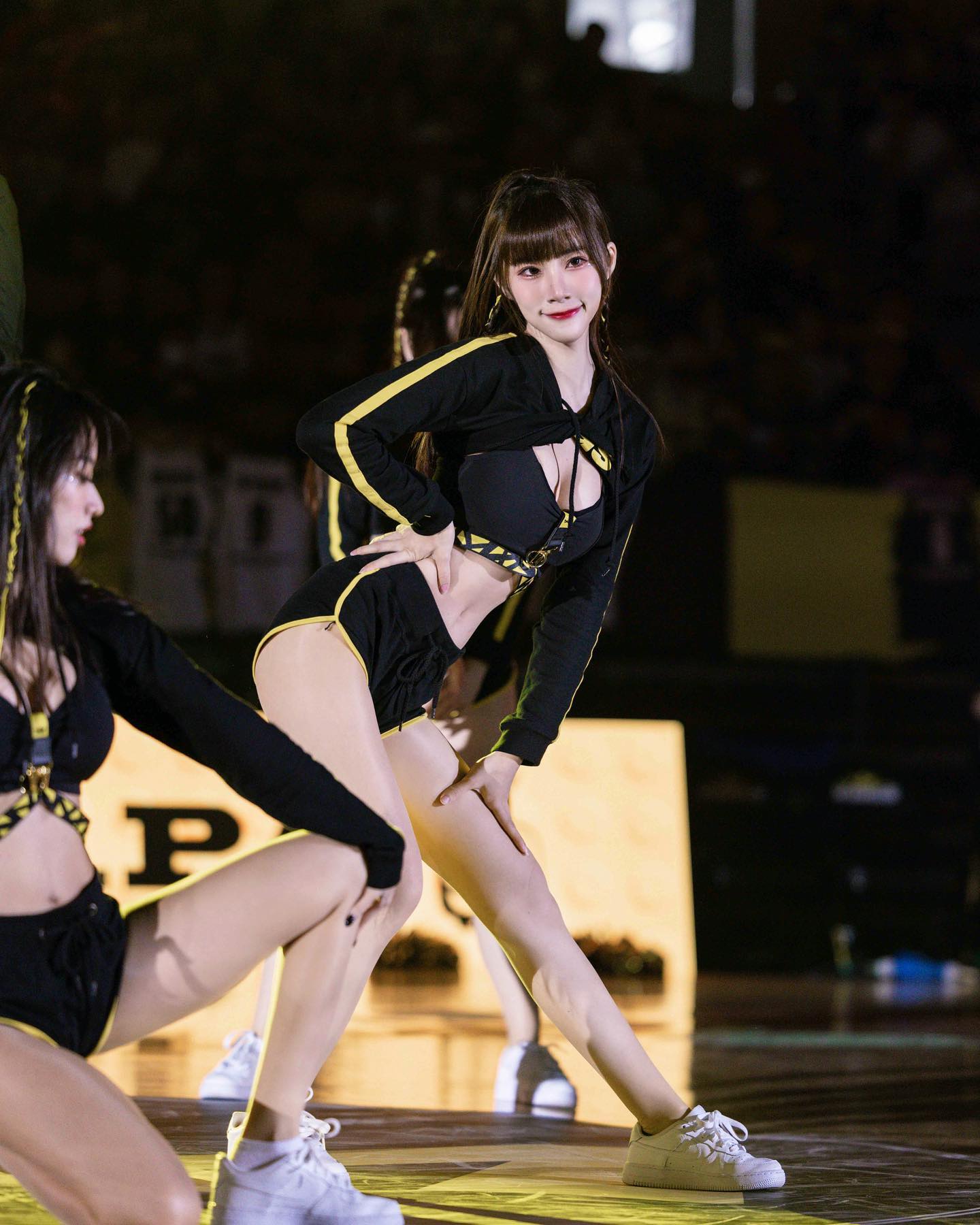 png电子网站😡不要乱摸好吗?“黑人”咸猪手韩国美女啦啦队员 遭球迷怒喷