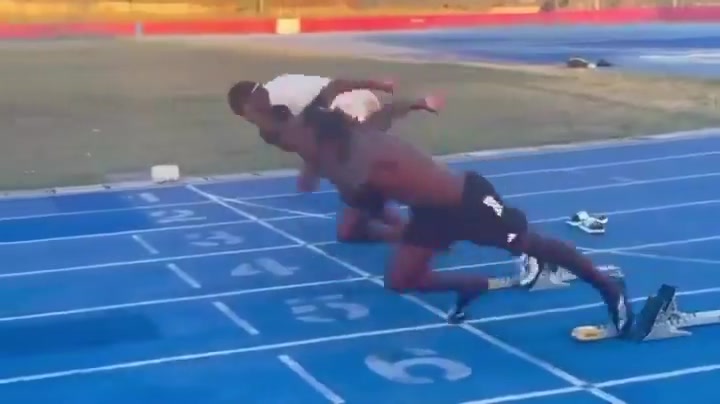 png电子官网能跑过吧友吗？38岁发福博尔特再上跑道，超慢起跑自己都没绷住