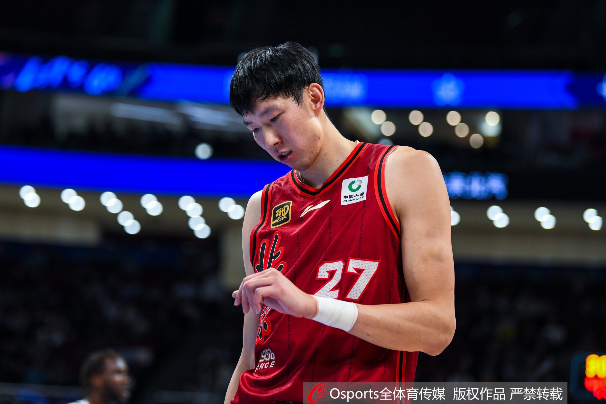 png电子直播吧：周琦今日完成眼部拆线 恢复情况良好