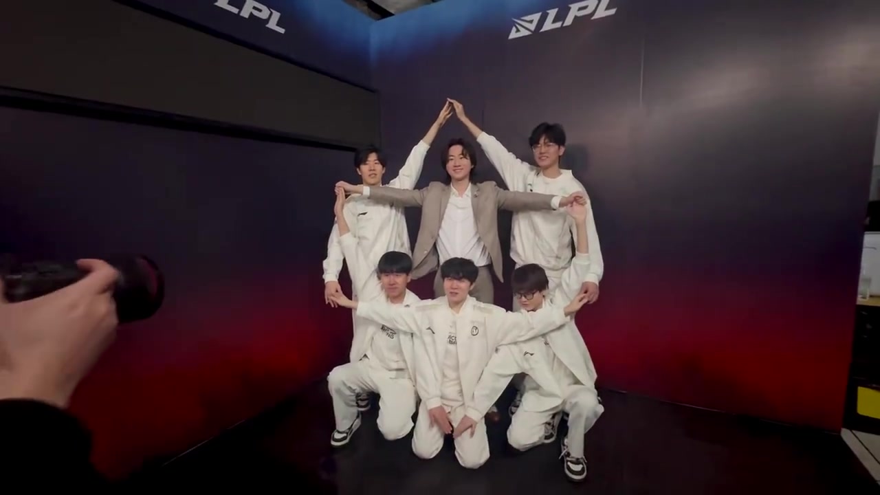 png电子网站抽象造型再现江湖！iG应援分享庆祝胜利现场视频：来点会动的合照