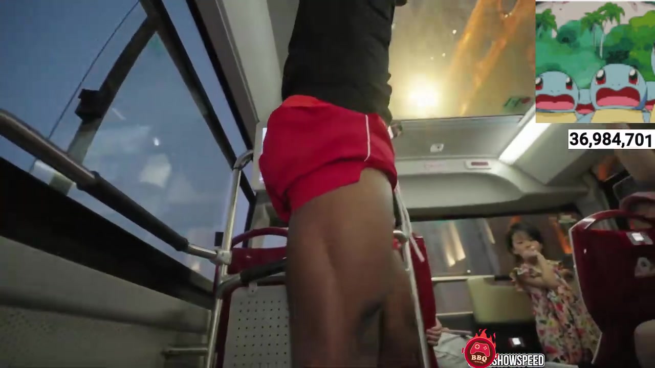 png电子官网小孩哥也懂这个梗？Speed巴士与小孩一起播放《阳光彩虹小白马》