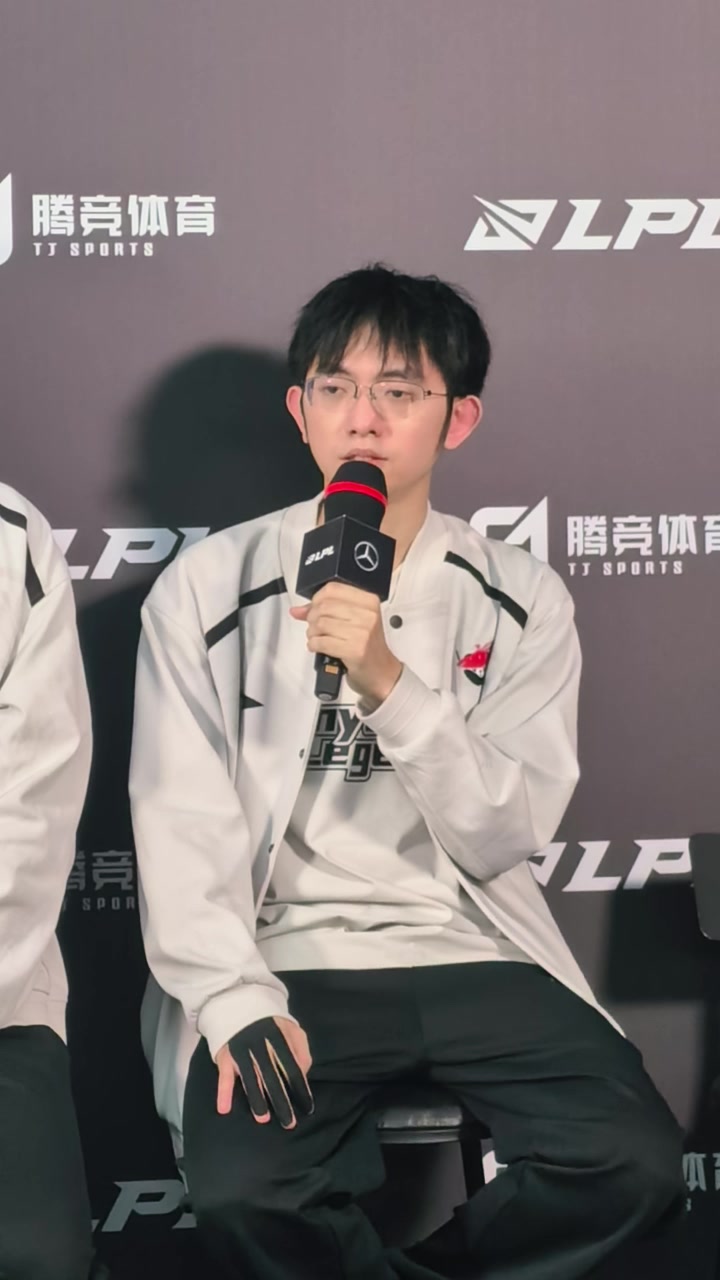 png电子平台赢了对线又不一定赢游戏！圣枪哥：看见对面选大虫子一点都不慌