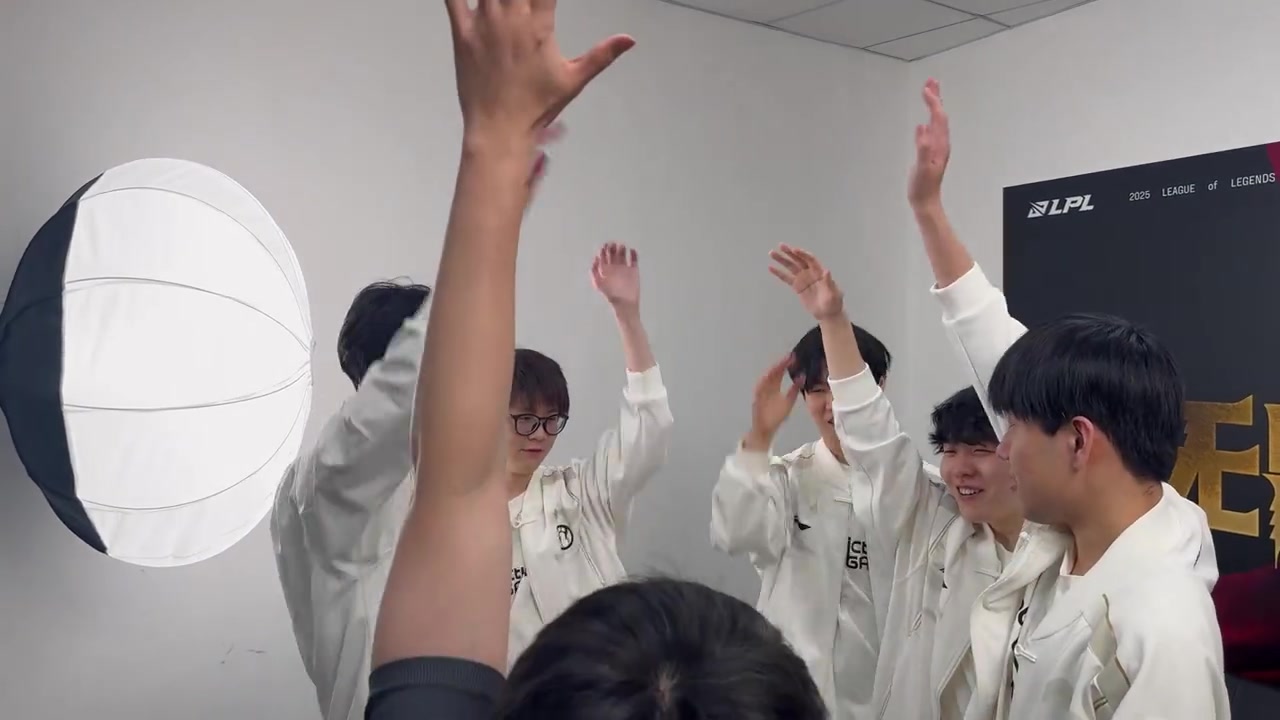 电子png游戏iG分享队伍赛后大合照花絮：我带着会动的合照又来了