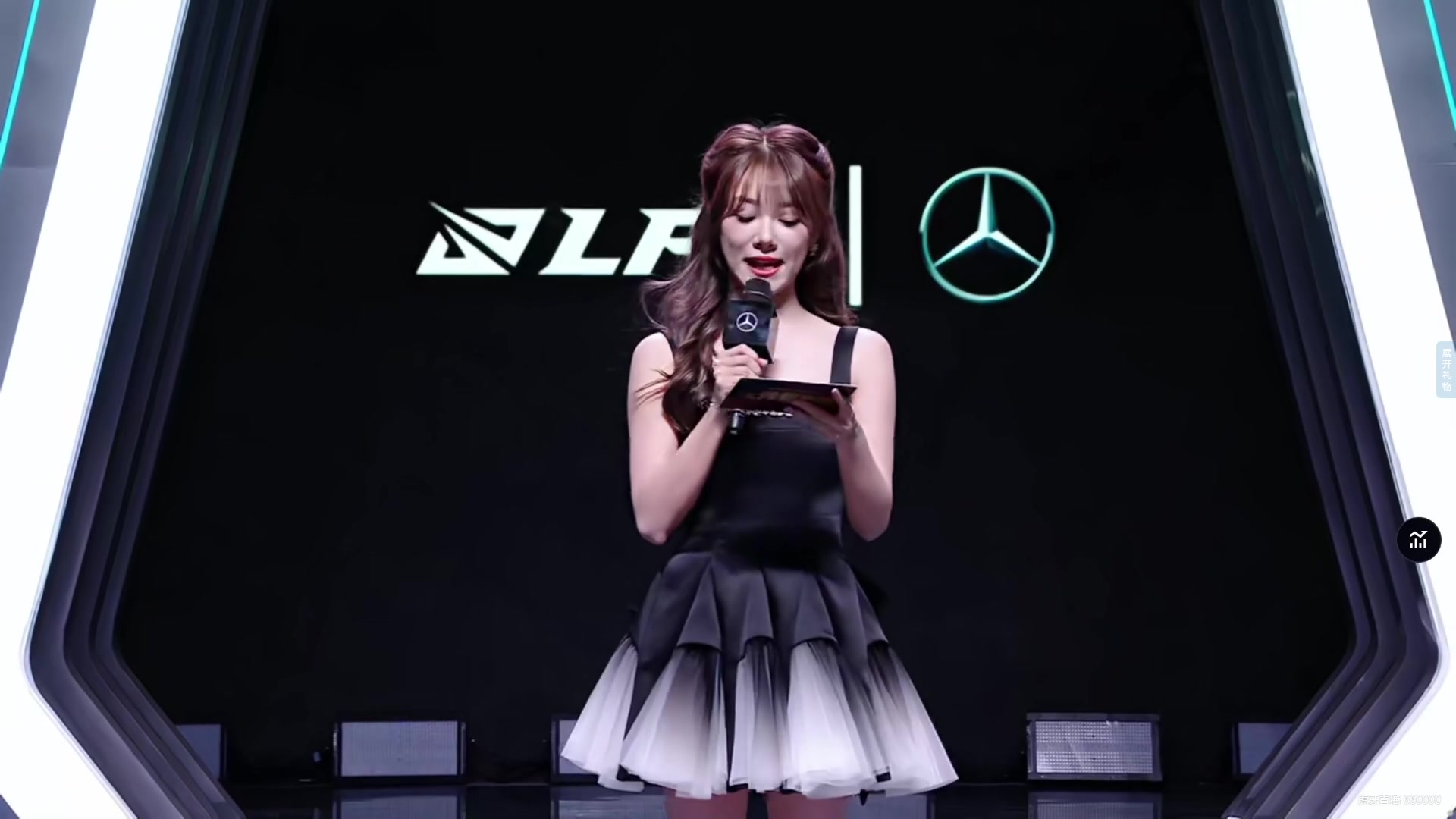 png电子甜美甜美😍iG交手NIP 小钰黑色连衣裙出场