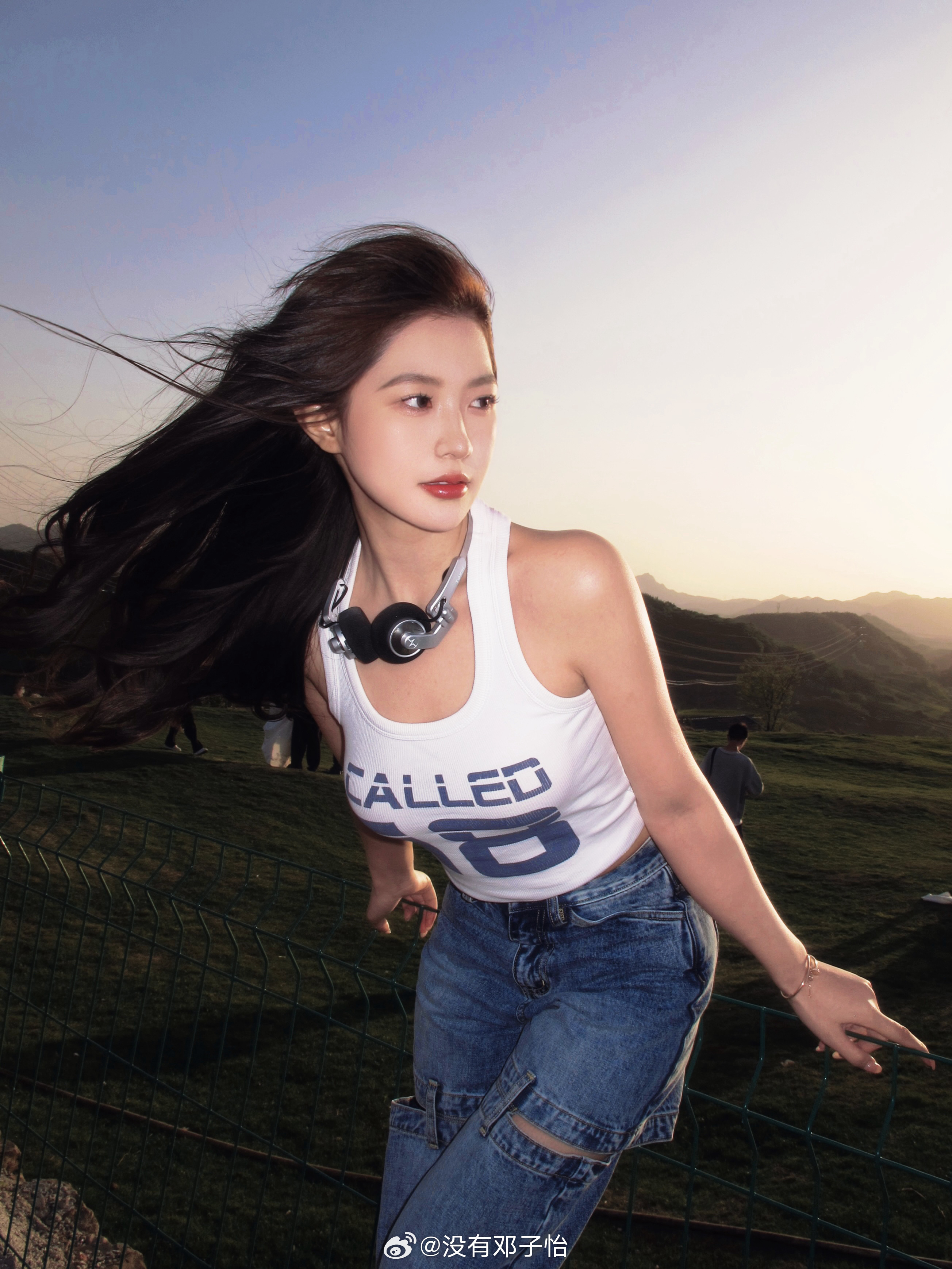 png电子火辣身材😍😍meiko女友邓子怡晒照：生命力溢出屏幕啦