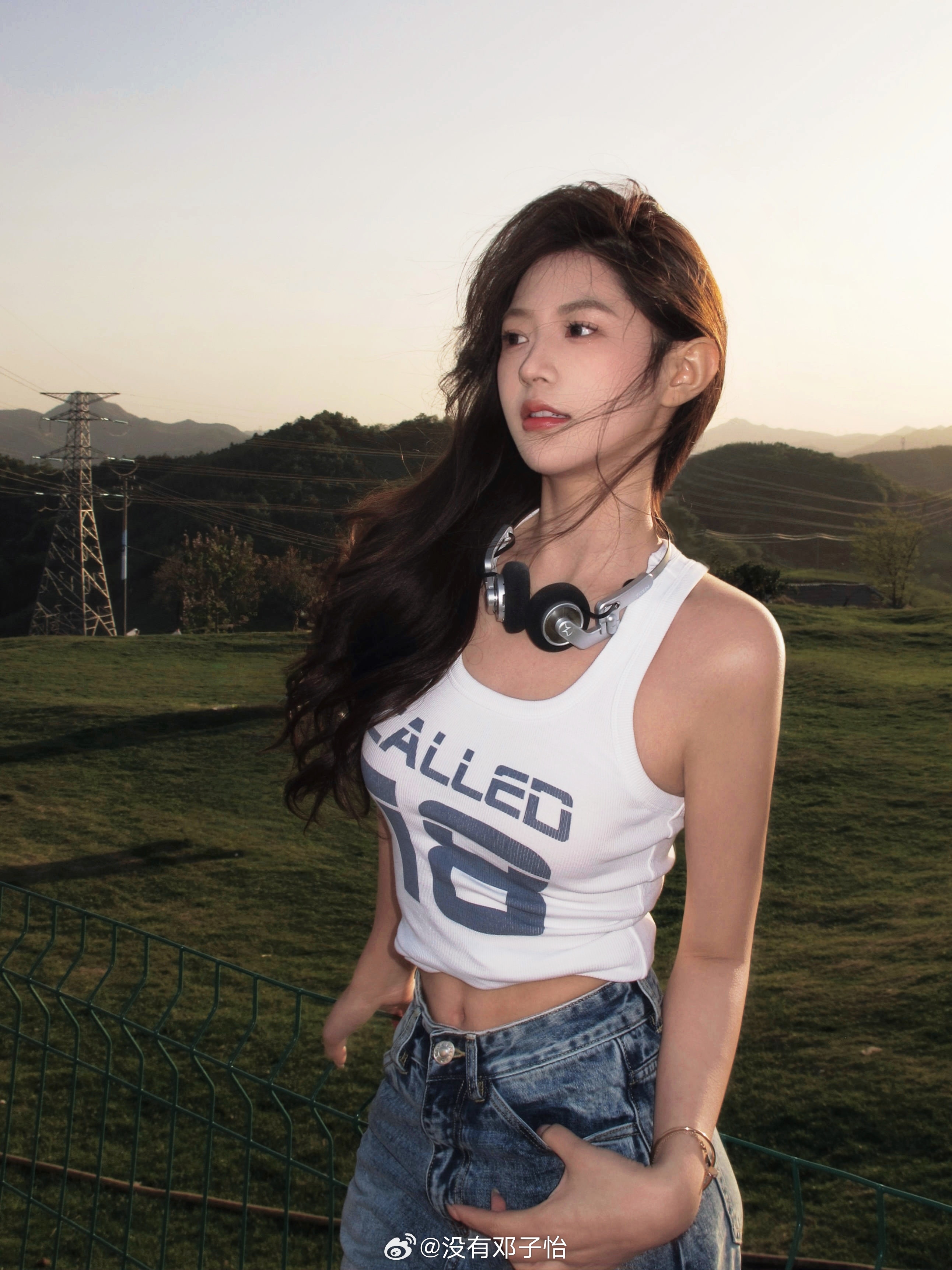 png电子火辣身材😍😍meiko女友邓子怡晒照：生命力溢出屏幕啦