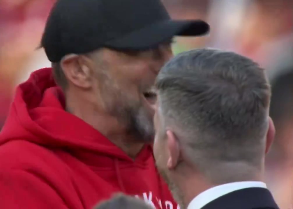 png电子投桃报李！克洛普退休前带头唱斯洛特之歌，今天斯洛特唱渣叔之歌