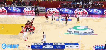 png电子难顶😥曾凡博掩护吃到第3次犯规+嘴唇出血 还被迪亚洛打了一下