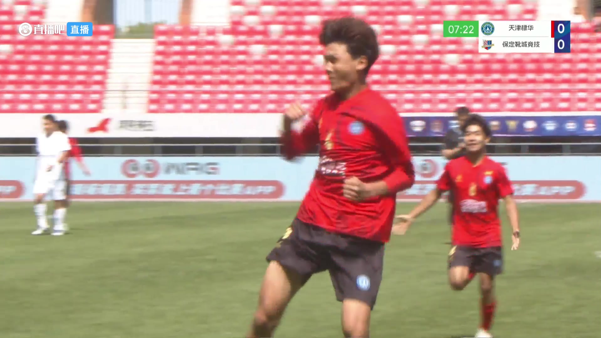 png电子平台天外飞仙🤩中冠赛场惊现中圈不停球吊射，复刻斯坦科维奇神仙球