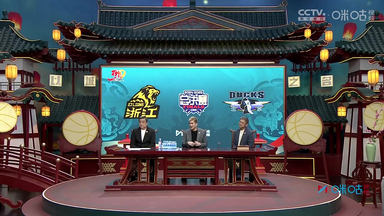 电子png游戏😂郭艾伦：眼睛恢复得很好 能看清杨健&苏群老师脸上的些许皱纹