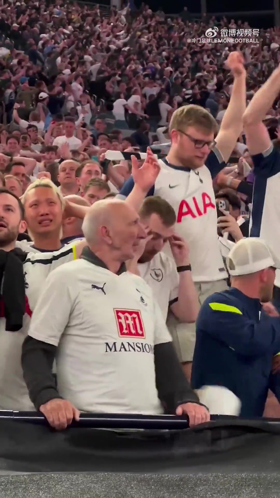 png电子平台热刺夺冠瞬间，看台上的老球迷不能自已🥹