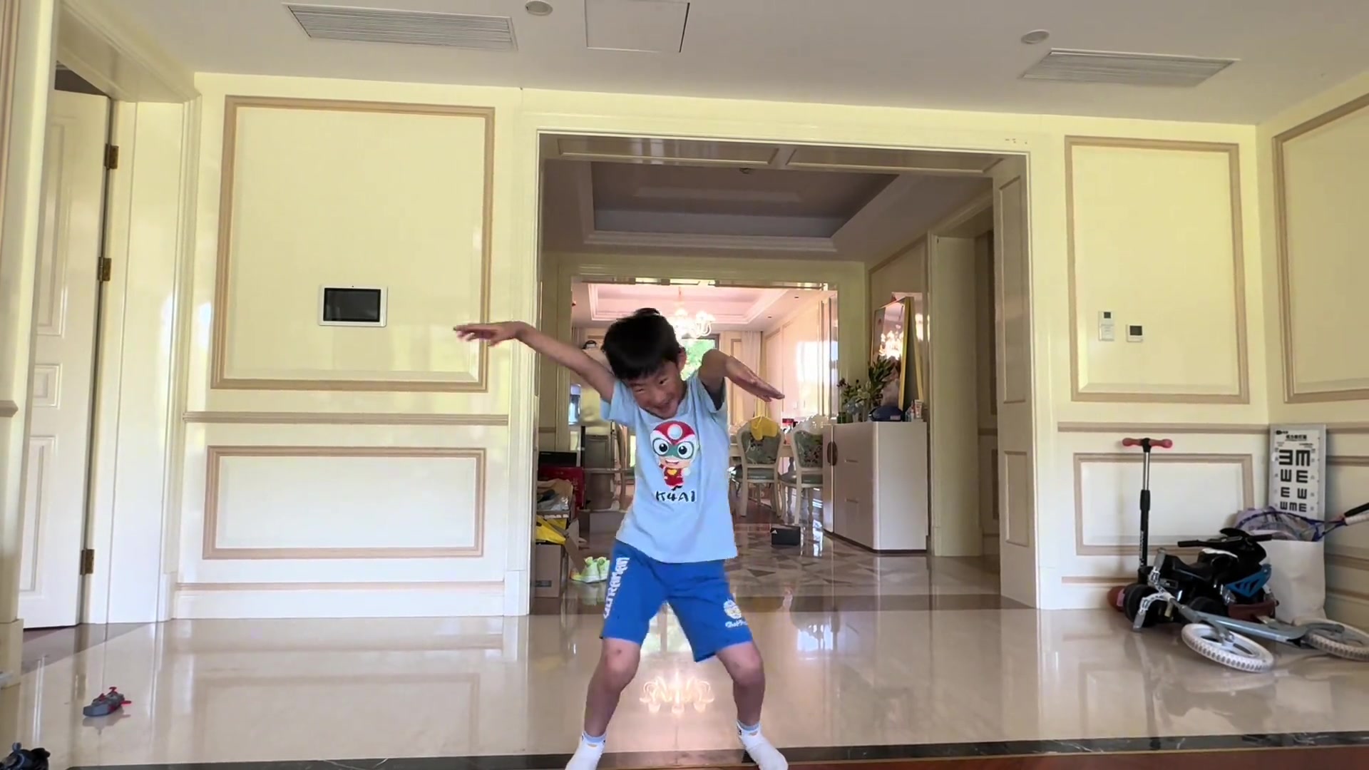 png电子网站真开心！糊糊在家里热舞 老父亲周琦路过不解：干嘛呢这是？