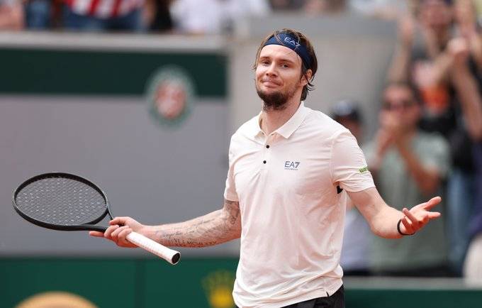 法网男单爆冷门！9号种子两盘在握遭逆转，遗憾止步无缘32强