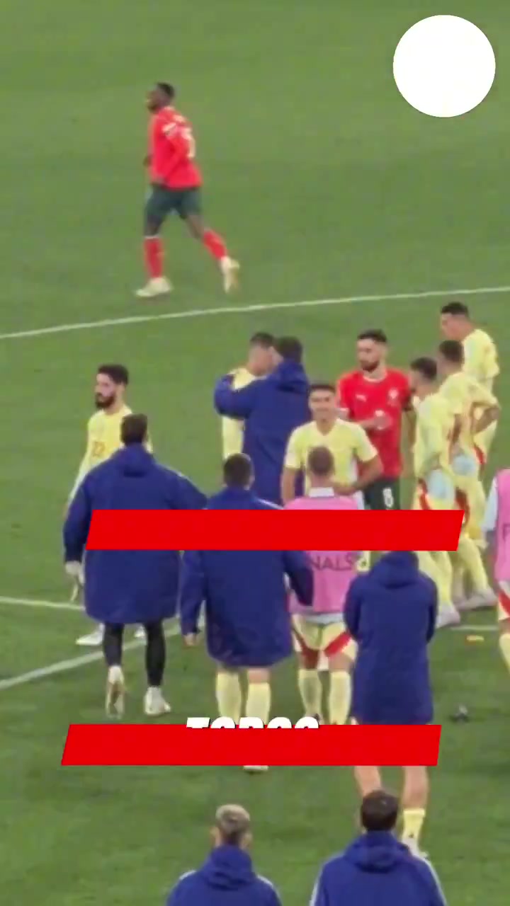 png电子官网莫拉塔失点导致球队落败，赛后队友和对手纷纷过来安慰